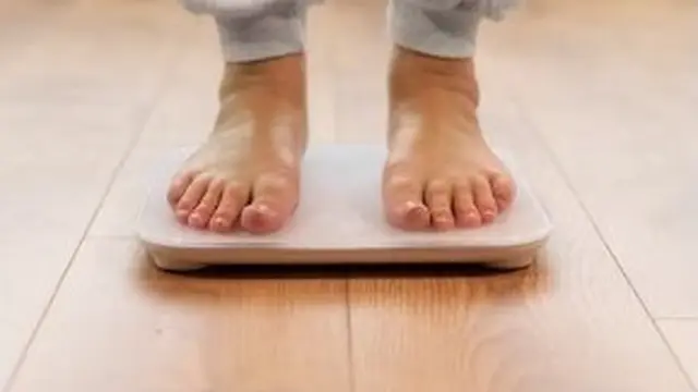 Menimbang Berat Badan (Sumber: Freepik)