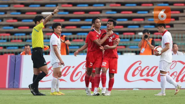 <p>Pemain Timnas Indonesia U-22, Pratama Arhan (tengah kanan) diganjar kartu merah oleh wasit pada laga semifinal sepak bola SEA Games 2023 melawan Timnas Vietnam U-22 di Olympic Stadium, Phnom Penh, Kamboja, Sabtu (13/05/2023). (Bola.com/Abdul Aziz)</p>