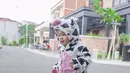 Gala juga tak mau kalah lho memakai kostum sapi meskipun banyak anak artis yang juga pakai kostum hewan.(instagram.com @fuji_an)