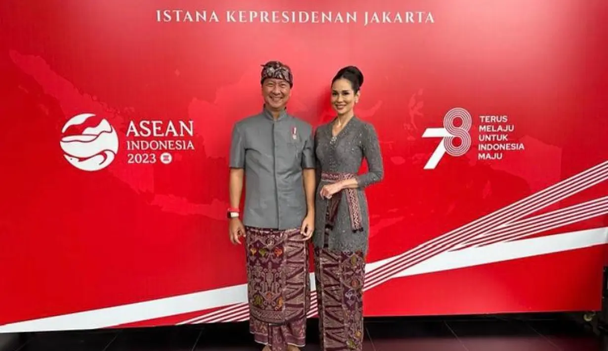 Menteri Perindustrian, Agus Gumiwang dan sang istri Loemongga Haoemasan tampil mengenakan busana adat serba abu-abu. Agus dengan beskap, sementara Loemongga dengan kebaya.  [Foto: Instagram/loemongga].