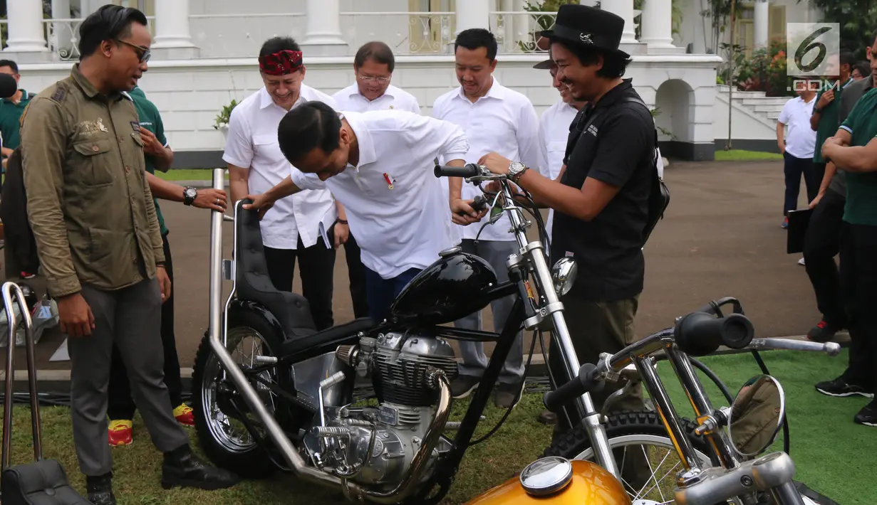 Presiden Jokowi melihat motor custom buatan anak negeri dalam peringatan Hari Sumpah Pemuda di Istana Bogor, Sabtu (28/10). Istana Bogor merayakan momentum sumpah pemuda dengan mengundang berbagai komunitas pemuda di Indonesia. (Liputan6.co/Angga Yuniar)