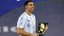 Emiliano Martinez merupakan kiper dengan penampilan solid di bawang mistar gawang Argentina. Ia tercatat pernah menepis tiga kali tembakan pada babak adu pinalti semifinal melawan Kolombia. Ia didapuk menjadi kiper terbaik di ajang Copa America 2021. (Foto: AFP/Nelson Almeida)