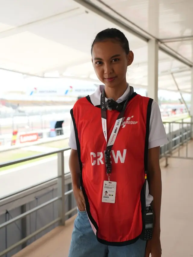 Vega warga lokal Lombok yang menjadi Crew Coordinator di event Pertamina Grand Prix of Indonesia 2023. Dia mengelola 49 orang usher dan LO yang membantu hospitality tamu dan undangan di ajang tersebut.