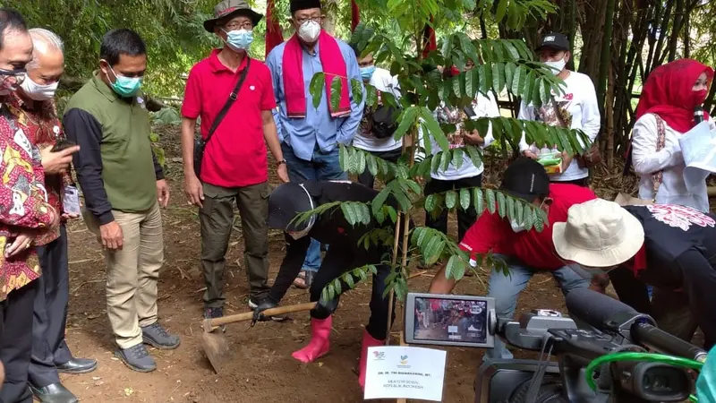 Ketua DPP PDIP yang juga Menteri Sosial Tri Rismaharini di DAS Ciliwung.