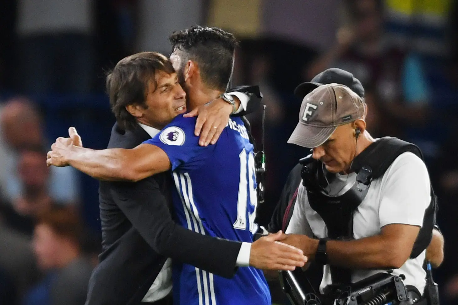Antonio Conte rayakan kemenangan Chelsea bersama Diego Costa (reuters)