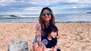 <p>Main di pantai, penampilan chic Acha saat momong anak dengan printed long sleeve dan short pants cur</p>