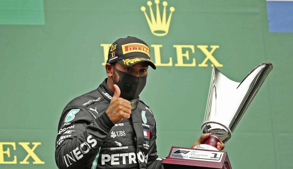 2. Lewis Hamilton - Pembalap asal Inggris ini meraih sukses besar di tahun 2020. Ia berhasil menyamai rekor legenda F1, Michael Schumacher yaitu meraih titel juara dunia ketujuh dan rekor jumlah kemenangan terbanyak pada ajang F1 dengan 91 kemenangan. (AP/Francisco Seco, Pool)