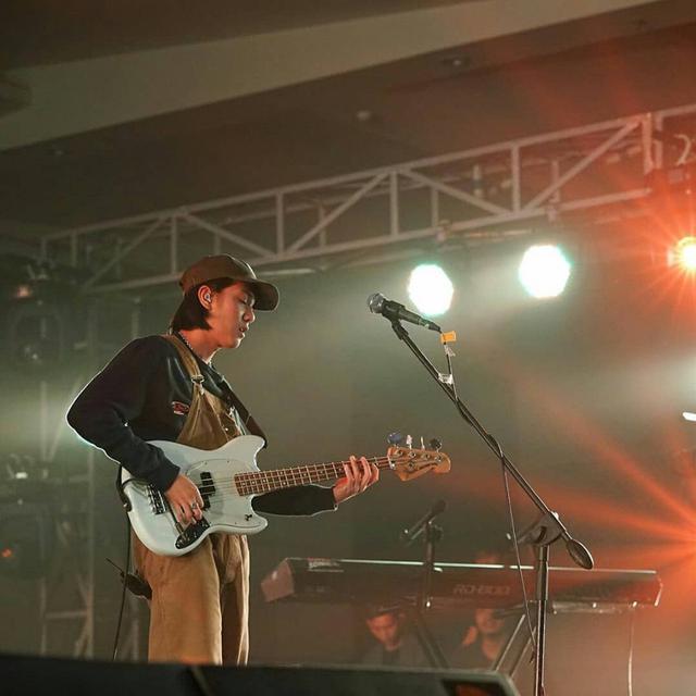 6 Potret Gaya Rambut Gondrong Iqbaal Ramadhan, Selalu Curi Perhatian