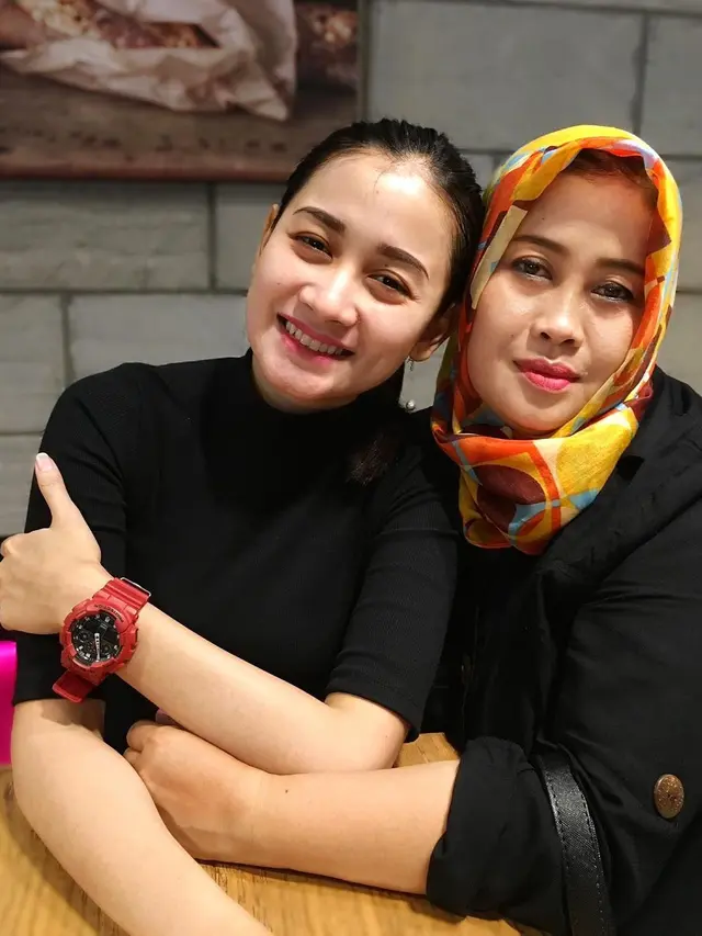 Parasnya Mirip, Ini 6 Potret Kebersamaan Lyia Amelia dengan Ibunya