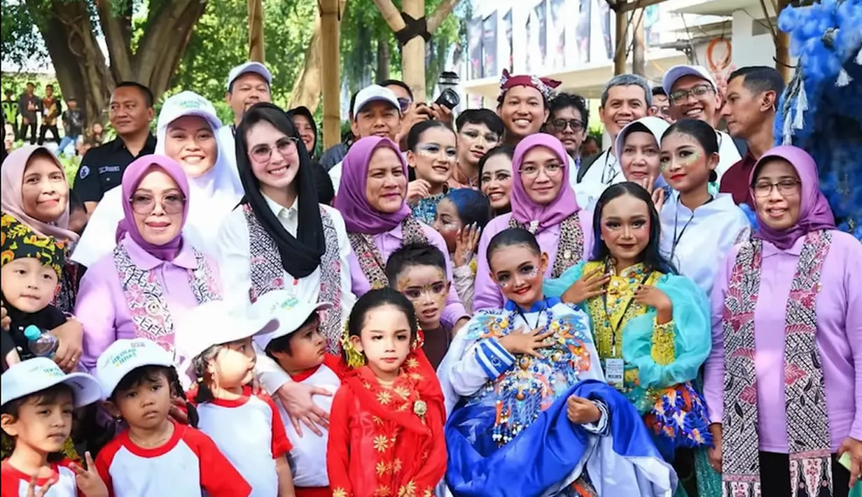 Istri Wakil Gubernur Jawa Timur itu membagikan kegiatannya melalui kanal Youtubenya yang diunggah pada 8 Agustus. Seperti diketahui, Ibu Negara  dan Ibu Wakil Presiden ke Banyuwangi pada 25 Juli 2023 lalu. [Youtube/Arumi Bachsin]