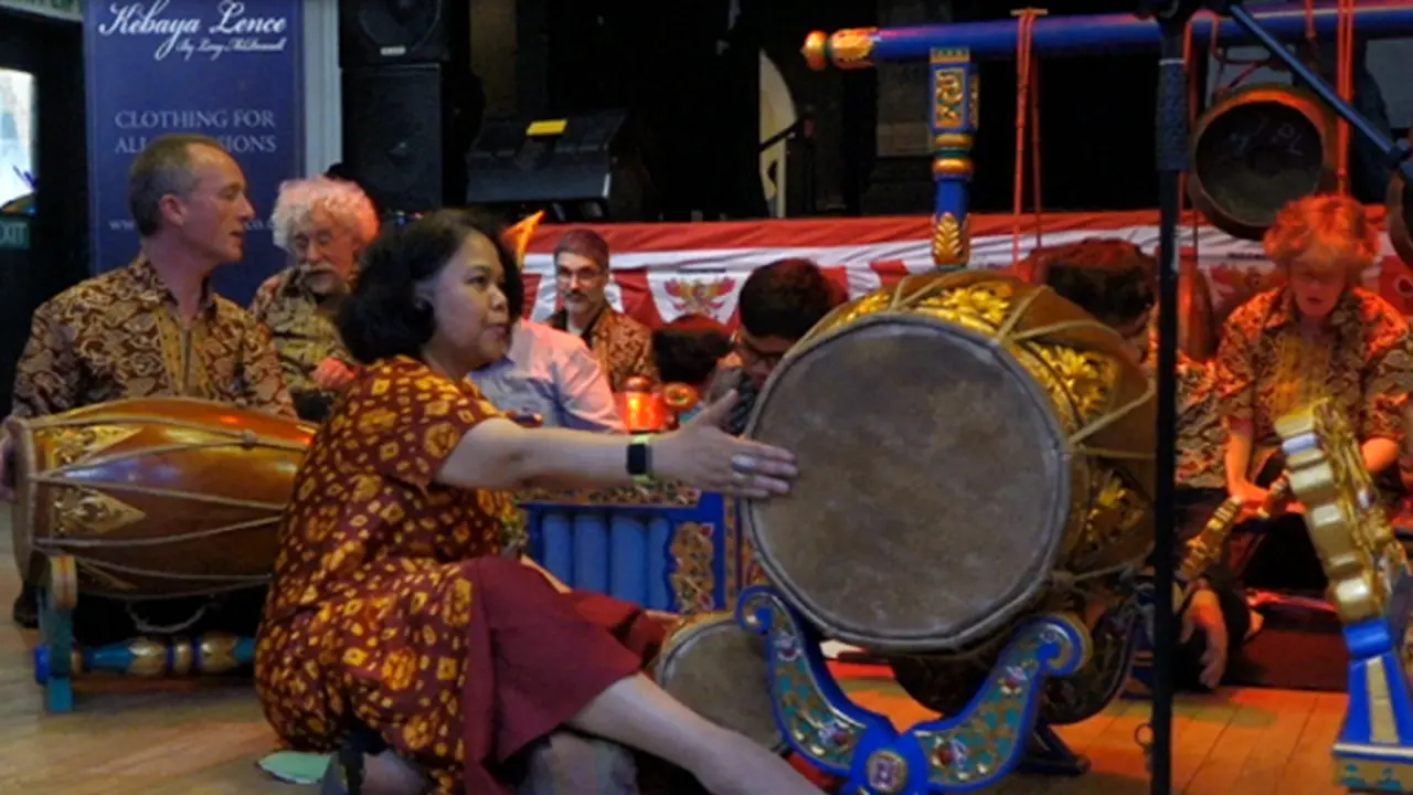 Wakil Dubes RI untuk Inggris Alunkan Gamelan di BIS Gathering 