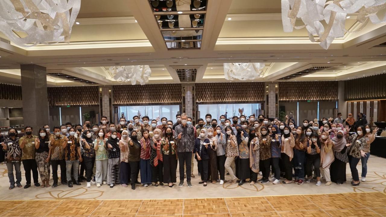 Dubes Uni Eropa untuk RI Vincent Piket bersama penerima Beasiswa Erasmus+ dari Uni Eropa.