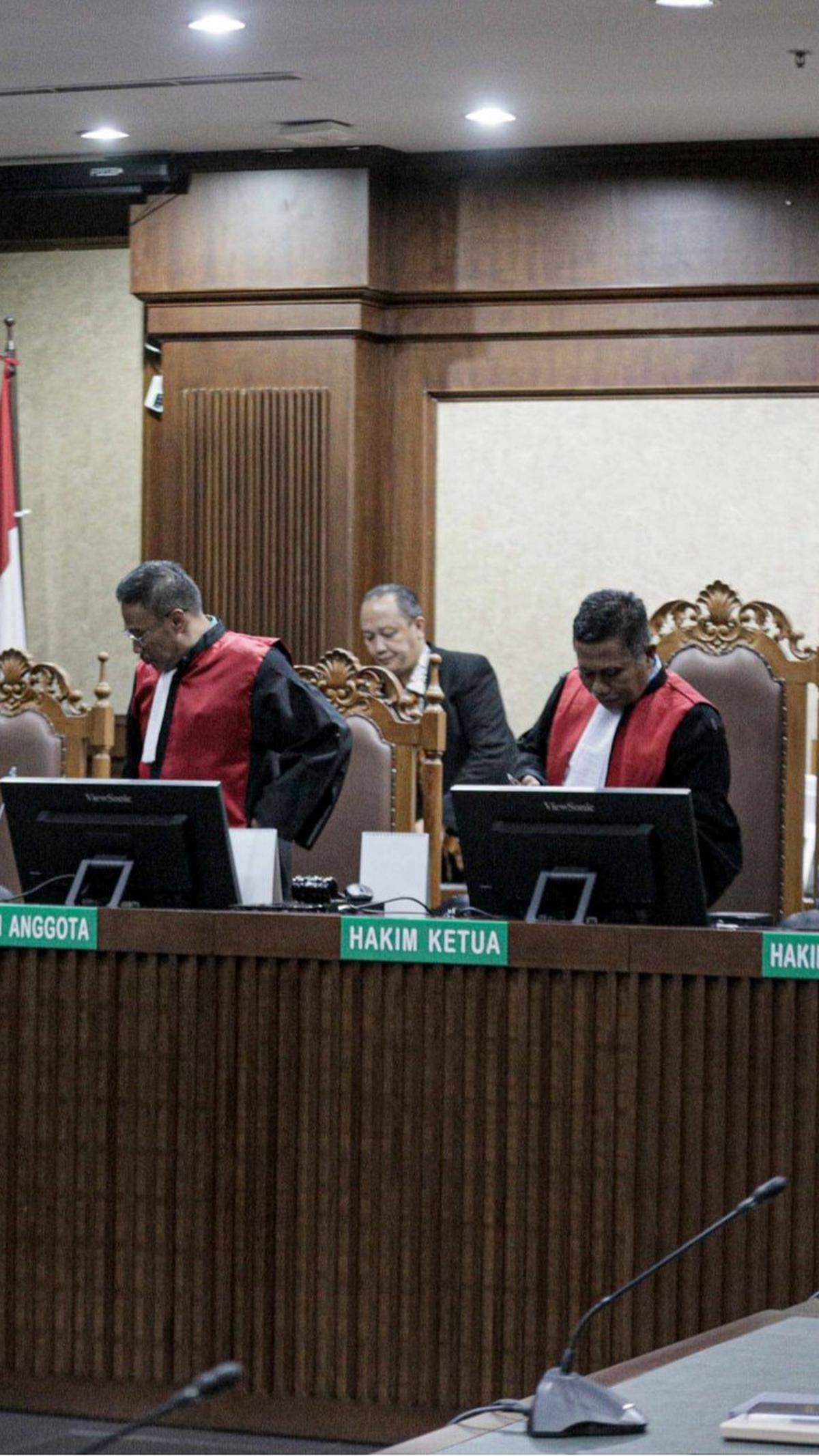 Penundaan ini bukan tanpa alasan, dalam sidang itu Hakim Ketua Suparman Nyompa mengatakan alasannya.