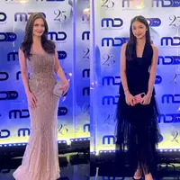 Pesona ibu-anak good looking Cut Tary dan Sydney Azkassyah sukses curi atensi saat mengenakan gaun malam yang menawan. [Dok/@cuttaryofficial].