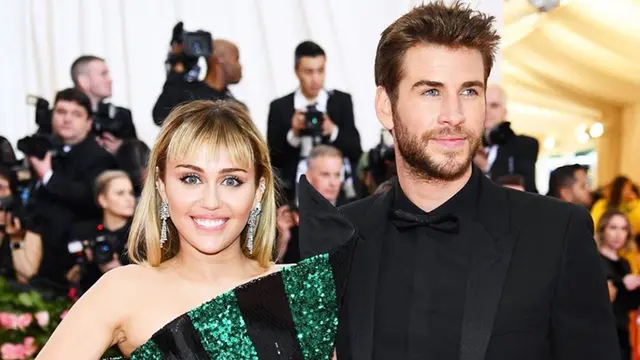 FOTO: Potret Kemesraan Miley Cyrus dan Liam Hemsworth yang Selalu Manis