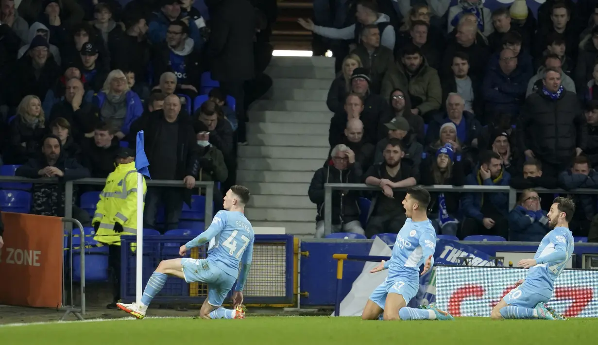 Gelandang Manchester City, Phil Foden (kiri) melakukan selebrasi usai mencetak gol ke gawang Everton pada pertandingan lanjutan Liga Inggris di Goodison Park di Liverpool, Inggris, Minggu (27/2/2022). Man City menang tipis atas Everton 1-0. (AP Photo/Jon Super)