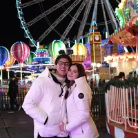 Berlibur musim dingin, keduanya kompak kenakan jaket puffer bernuansa putih. [Foto: Instagram/ Syifa Hadju]