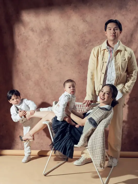 Kedua putra Nikita Willy nampak kompak menggemaskan dalam busana all white [@nikitawillyofficial94]