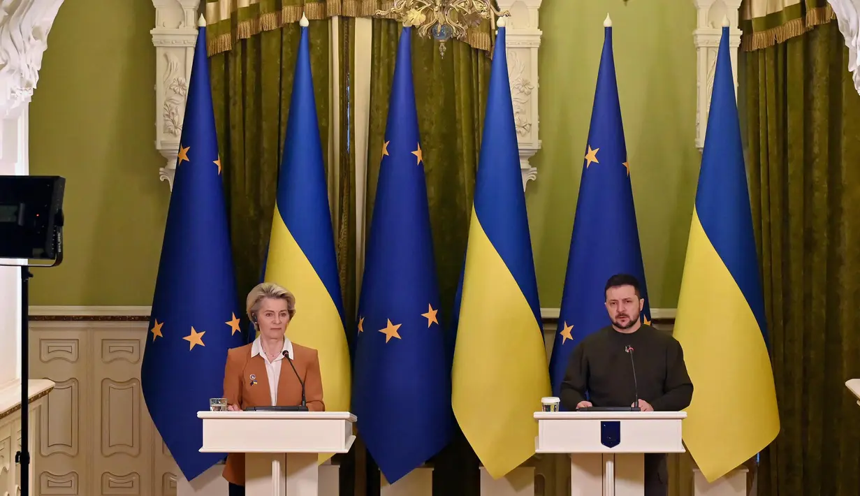 Presiden Ukraina Volodymyr Zelensky (kanan) dan Presiden Komisi Eropa Ursula von der Leyen tertawa dalam sebuah konferensi pers bersama setelah pembicaraan di Kyiv, Kamis (2/2/2023). Uni Eropa berencana untuk memberi Rusia dengan sanksi baru pada hari peringatan invasi Moskow ke Ukraina, kata kepala Komisi Eropa. (Sergei SUPINSKY/AFP)