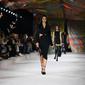 Dua Lipa mempersembahkan kreasi untuk koleksi Versace Women's Spring-Summer 2022 selama Milan Fashion Week pada 24 September 2021. (MARCO BERTORELLO / AFP)