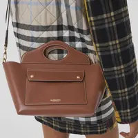 Melihat koleksi tas saku terbaru dari Burberry yang bisa digunakan untuk menambah tampilan klasik minimalis (Foto: Burberry)
