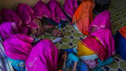 Pernikahan massal di India ini diselenggarakan oleh organisasi sosial. (AP Photo/Mukhtar Khan)