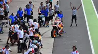 Para pebalap mengganti motor di pitbox dalam situasi balapan flag-to-flag pada MotoGP Argentina di Sirkuit Termas de Rio Hondo, 3 April 2016. (Bola.com/Autosport)