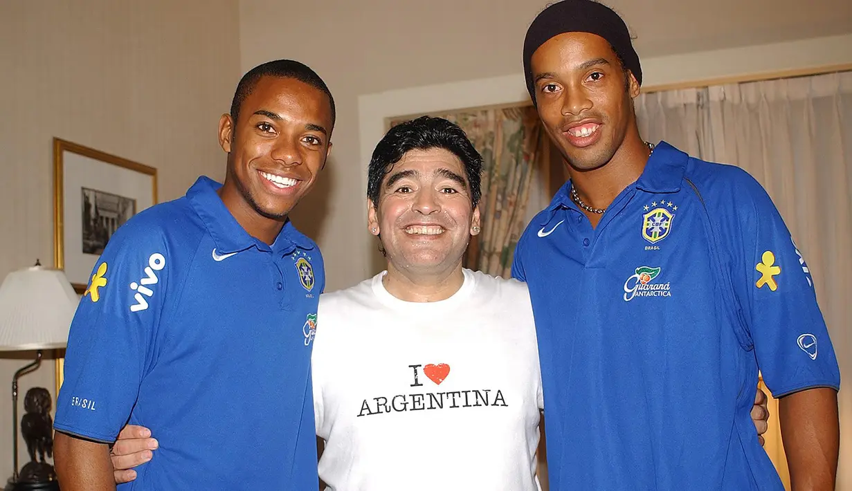 (6/6/2005) - Diego Maradona (tengah) berfoto bersama dua striker Brasil, Robinho (kiri) dan Ronaldinho di sebuah hotel di Buenos Aires, Argentina menjelang pertemuan Argentina dan Brasil dalam Kualifikasi Piala Dunia 2006. (AFP/Nilton Santos/CBF)