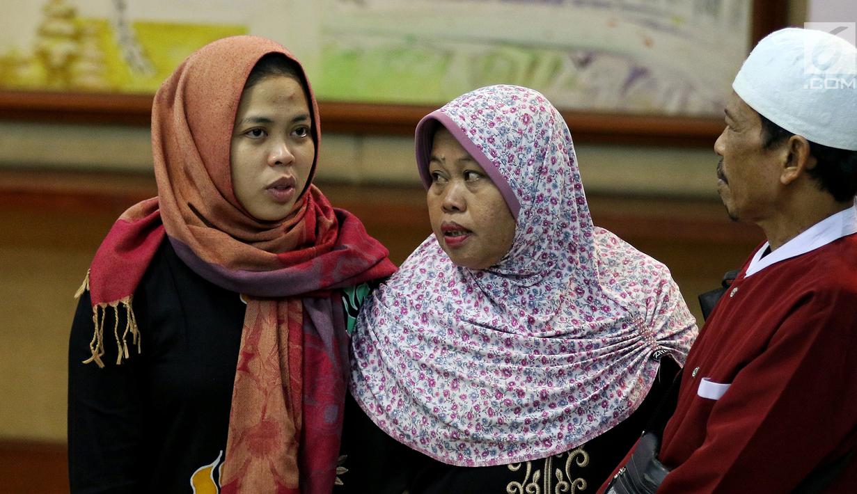 Siti Aisyah bersama dengan orang tua di Kemenlu, Jakarta, Senin (11/3). Siti Aisyah diserahkan kepada keluarga setelah Jaksa Agung Malaysia mencabut dakwaan dugaan pembunuhan Kim Jong-Nam. (Liputan6.com/Johan Tallo)