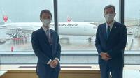 Wakil Kepala Perwakilan RI di Tokyo, Tri Purnajaya dan Direktur Second Southeast Division Kemlu Jepang Hajime Ueda melepas 1 juta dosis Vaksin AstraZeneca bantuan dari Jepang untuk Indonesia di Bandara Narita. (Photo credit: KBRI Tokyo)