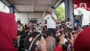 Calon Presiden nomor urut 03, Ganjar Pranowo berdialog dengan nelayan Cilacap, Jawa Tengah, Selasa (9/1/2024). (Liputan6.com/Faizal Fanani)
