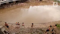 Sejumlah anak bermain di Bantaran sungai Kanal Banjir Barat, Tanah Abang, Jakarta, Sabtu (4/1/2020). Minimnya pengawasan  membuat anak-anak kerap bermain di tempat berbahaya yang berpotensi mengancam keselamatan mereka. (Liputan6.com/Angga Yuniar)