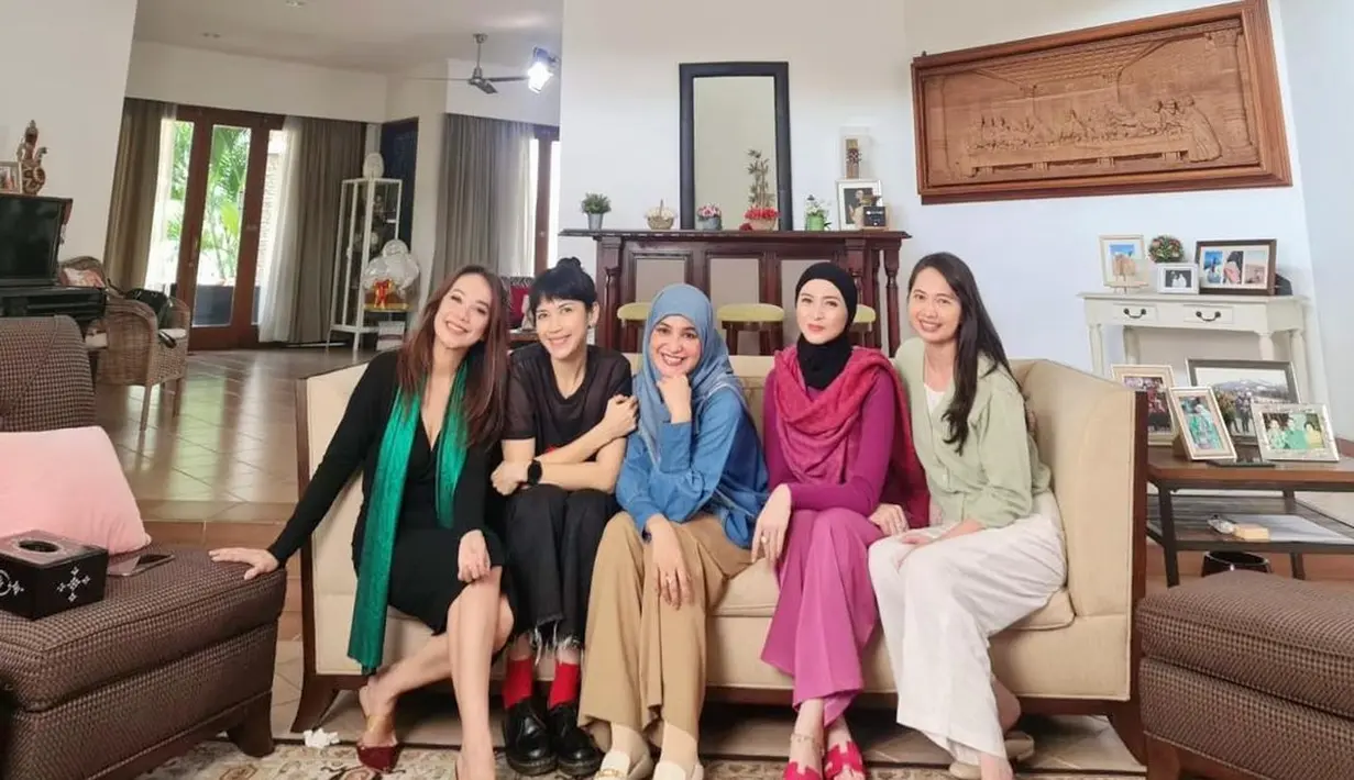 Setelah sekian lama tak bertemu, baru-baru ini beberapa cast perempuan Cinta Fitri melakukan reuni. [Instagram].