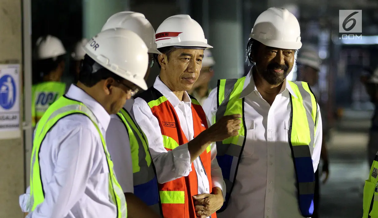 Presiden Joko Widodo dan Ketum Partai Nasdem Surya Paloh saat meninjau proyek terowongan bawah tanah MRT, fase 1 di Bundaran HI, Jakarta, Rabu (7/3). Peninjauan untuk memastikan kesiapan MRT Jelang ASIAN Games 2018. (Liputan6.com/Johan Tallo)