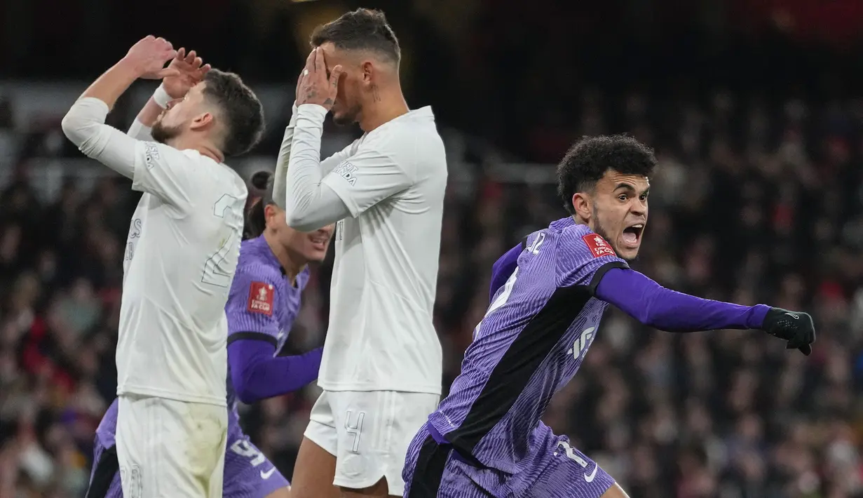 Ekspresi kecewa pemain Arsenal saat Liverpool mencetak gol kedua melalui Luis Diaz pada laga putaran ketiga Piala FA 2023/2024 melawan Liverpool di Emirates Stadium, London, Inggris, Minggu (07/01/2024) WIB. Arsenal kalah dengan skor 0-2. (AP Photo/Kirsty Wigglesworth)