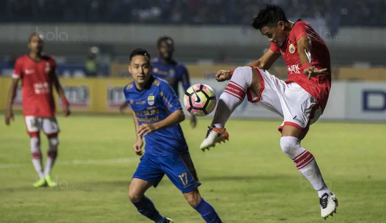 Bek Persija, Maman Abdurrahman, membuang bola saat melawan Persib pada laga Liga 1 di Stadion GBLA Bandung, Jawa Barat, Sabtu (22/7/2017). Kedua klub bermain imbang 1-1. (Bola.com/Vitalis Yogi Trisna)