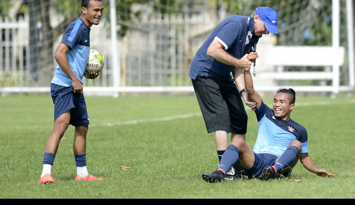 Pelatih timnas Indonesia Alfred Rield (kedua kiri) membantu Zulham Malik Zamrun berdiri disaksikan Rizki Pora (kiri) saat latihan di lapangan 1, komplek stadion My Dinh, Hanoi, Minggu (23/11). (ANTARA FOTO/Prasetyo Utomo)