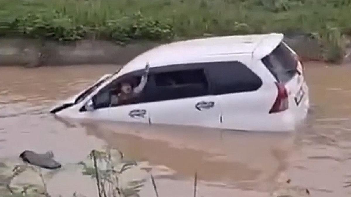 Detik-Detik Dramatis Mobil Terjun ke Irigasi sampai Penumpang Teriak-Teriak Minta Tolong