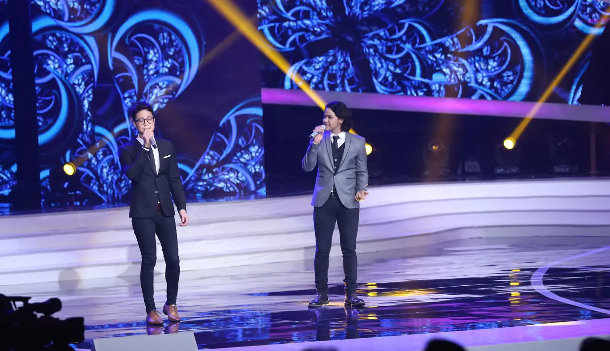 Ia juga mengajak penonton bernyanyi dalam lagu Menjaga Hati. (Foto: Nurwahyunan/Bintang.com)