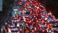 Kemacetan yang terjadi di Jalan TB Simatupang, Jakarta Selatan, akibat penyempitan jalan karena adanya proyek galian pemasangan pipa air limbah di sejumlah titik. (KapanLagi.com/Budy Santoso)