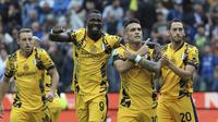 Pemain Inter Milan merayakan gol yang dicetak Lautaro Martinez dalam pertandingan melawan Udinese di Bluenergy Stadium, Udine, Sabtu (28/9/2024) malam WIB. (Andrea Bressanutti/LaPresse via AP)