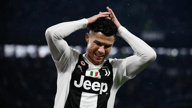 Ekspresi penyerang Juventus, Cristiano Ronaldo saat gagal mencetak gol ke gawang Parma dalam lanjutan Serie A Italia di Allianz Stadium, Turin, Sabtu (2/2). Juventus ditahan imbang Parma dengan skor 3-3. (Marco BERTORELLO/AFP)