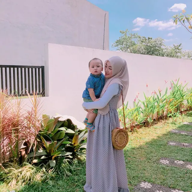 Hamil Anak Pertama Ikram Rosadi, Ini 6 Potret Lawas Larissa Chou Momong Yusuf Bayi