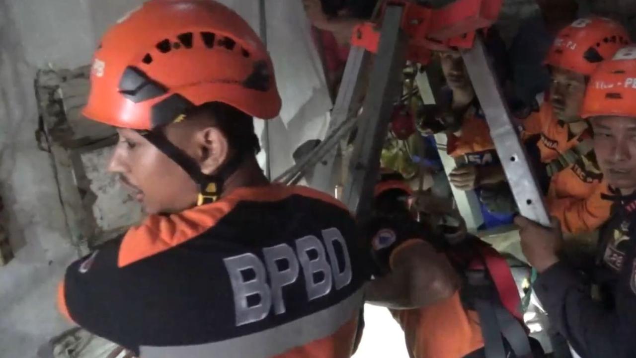 Momen Dramatis Evakuasi Pria Tercebur ke Sumur Sedalam 10 Meter di Lumajang