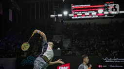 Ganda putra Indonesia Fajar Alvian/Muhammad Rian Ardianto mengembalikan kok Goh Zse Fei/Nur Izzuddin dari Malaysia saat tampil dalam Indonesia Open 2022 di Istora Senayan, Jakarta, Rabu (15/6/2022). Fajar Alvian/Muhammad Rian Ardianto menang dengan skor 21-19, 21-14. (Liputan6.com/Faizal Fanani)