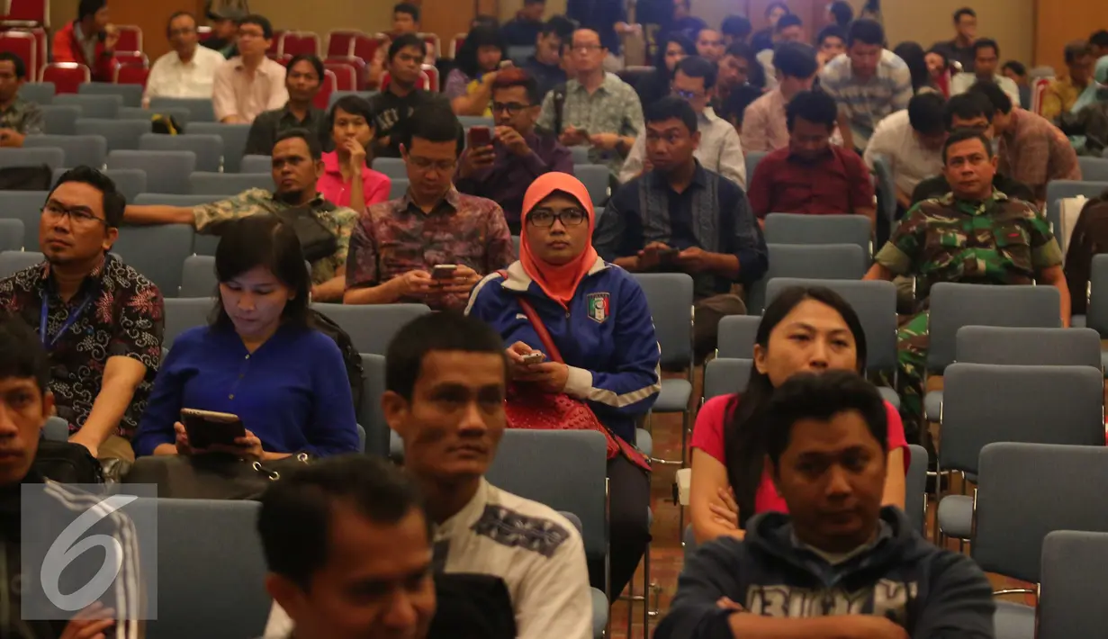 Sejumlah orang menunggu untuk mengikuti program tax amnesty di kantor pusat Direktorat Jenderal Pajak, Jakarta, Jumat (30/9). Hari terakhir ‎program tax amnesty banyak masyarakat memadati kantor pajak. (Liputan6.com/Angga Yuniar)