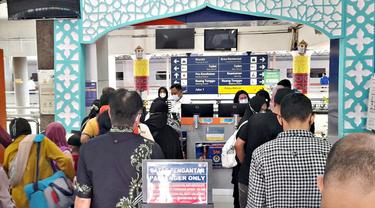 Calon penumpang kereta api di Medan