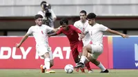 Penyerang Timnas Indonesia U-19, Mochammad Supriyadi, berusaha melepaskan diri dari kepungan pemain Timnas Iran U-19 dalam laga uji coba internasional di Stadion Patriot Candrabhaga, Bekasi, Sabtu (7/9/2019). Timnas Indonesia U-19 kalah 2-4 dari Iran dalam pertandingan ini. (Bola.com/Yoppy Renato)