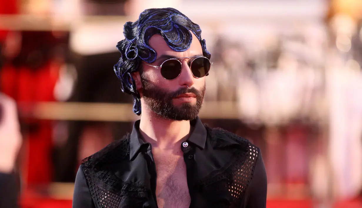 Penyanyi asal Austria yang berusia 29 tahun, dulunya dikenal sebagai drag queen (laki-laki yang berpenampilan layaknya wanita). Conchita Wurst terlahir dengan nama Thomas Neuwirth (Wurst adalah nama panggungnya). (AP/Ronald Zak)