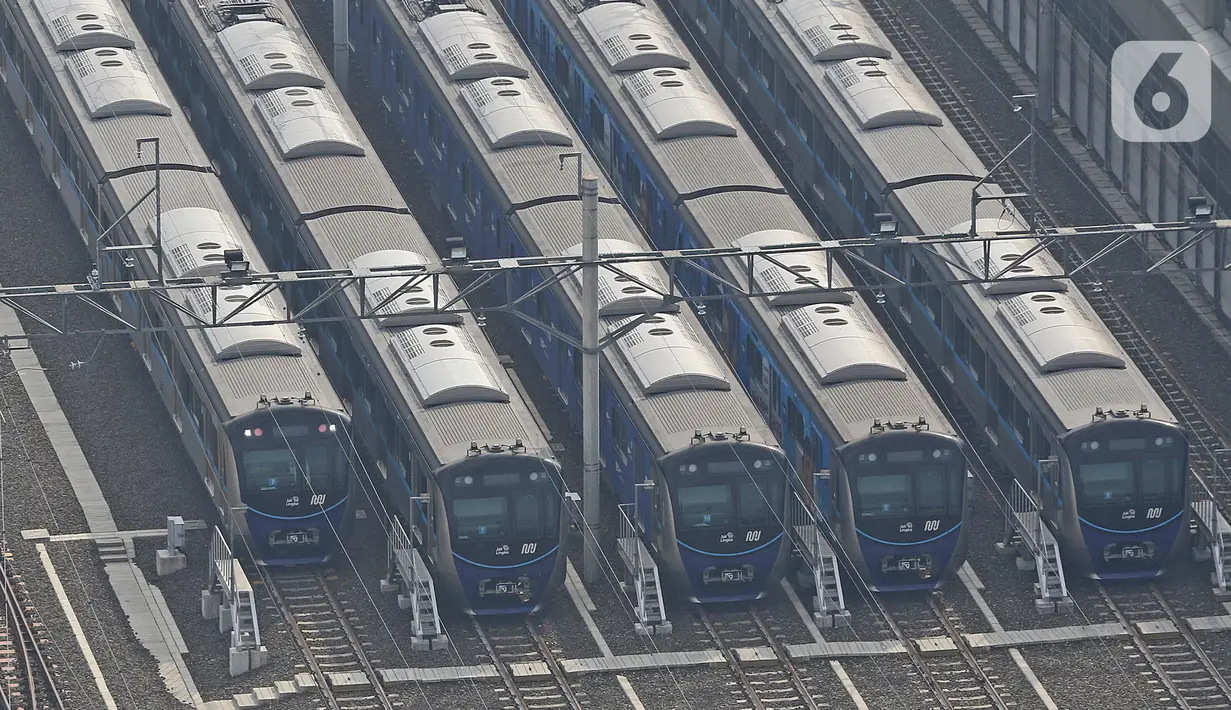 Sejumlah kereta Mass Rapid Transit (MRT) terparkir di Depo MRT Lebak Bulus, Jakarta, Selasa (9/6/2020). Mulai 8 Juni kemarin, PT MRT Jakarta mengubah jarak antar kereta (headway) untuk jam sibuk pada hari kerja adalah 5 menit dan 10 menit di jam non-sibuk. (Liputan6.com/Herman Zakharia)